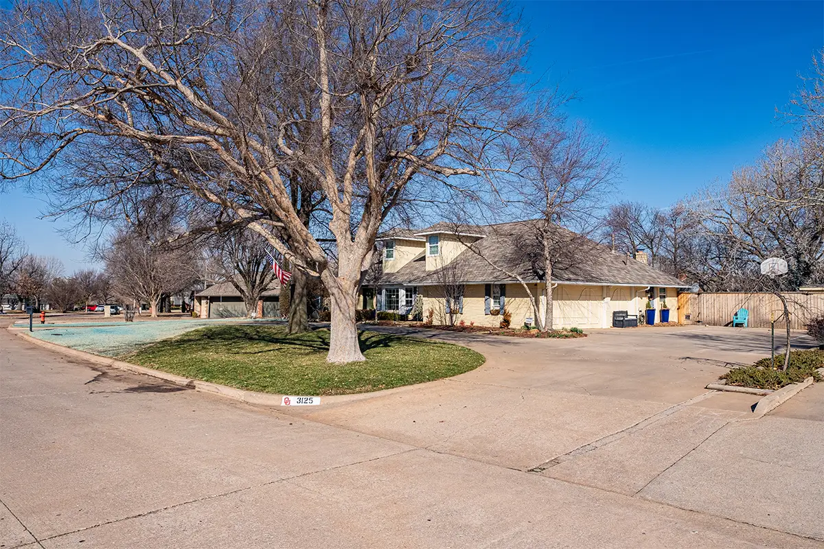 March 2026 South - 3125 Lamp Post